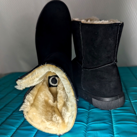 Journee Collection "Stelly" Short Faux Suede Fur-Lined Boots, Black/Cream, Size8 - Picture 9 of 10